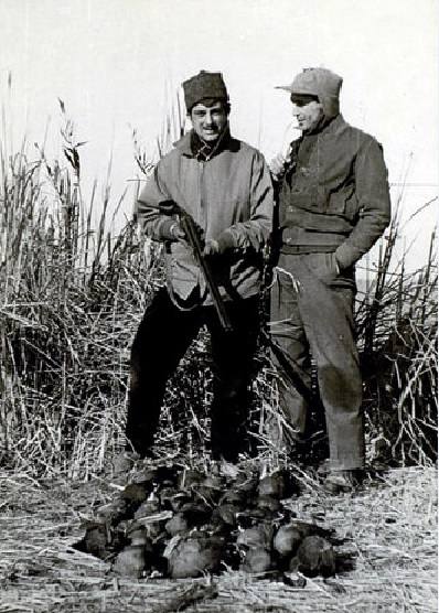 Rafael Sánchez Ferlosio y José Agustín Goytisolo cazando en 1957, cuando tenían los dos alrededor de 30 años.