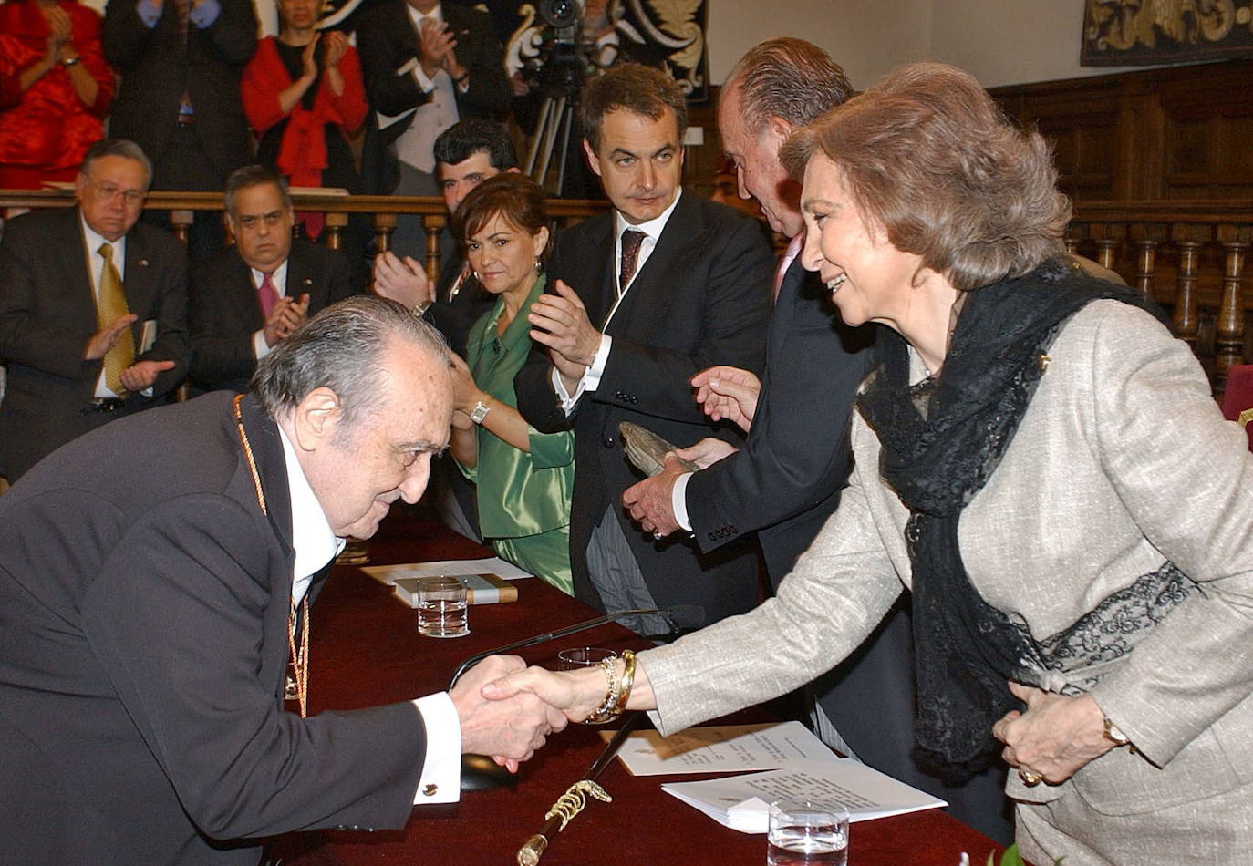 Cuando recogió el Premio Cervantes en el año 2005.