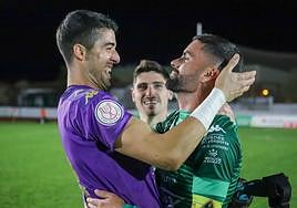 Álex Lázaro y Pajuelo se abrazan tras eliminar al Ibiza.