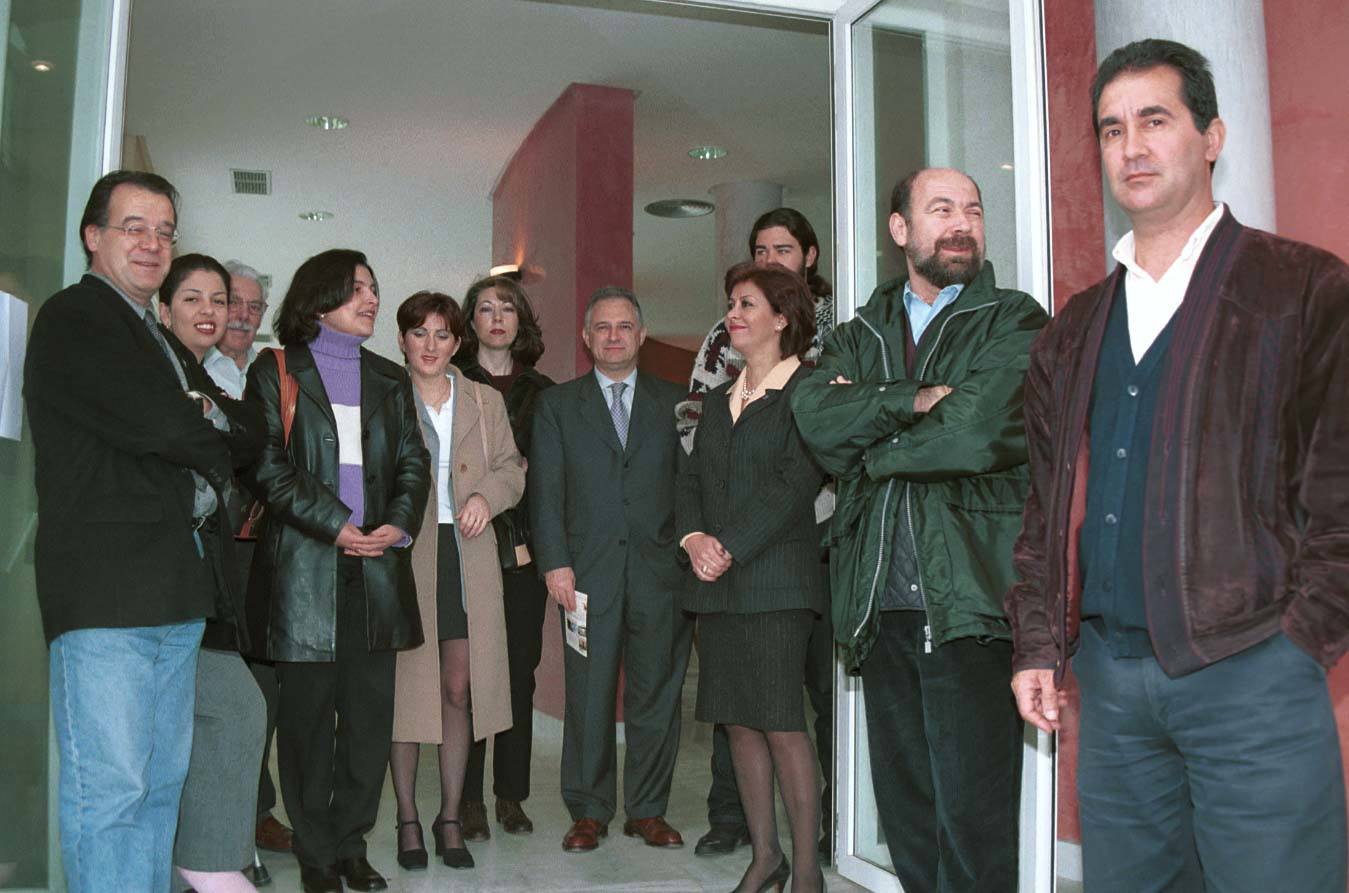 Miembros de la comisión gestora del Ateneo en 2001.