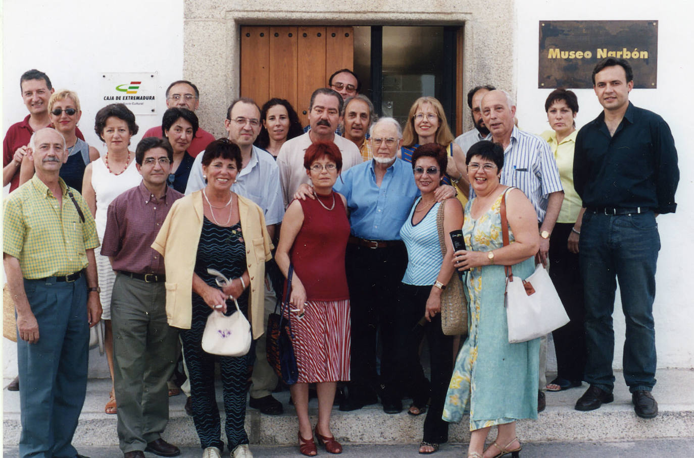 Año 2005. La sección de Artes Plásticas del Ateneo visitando a Narbón en su museo en Malpartida de Cáceres.