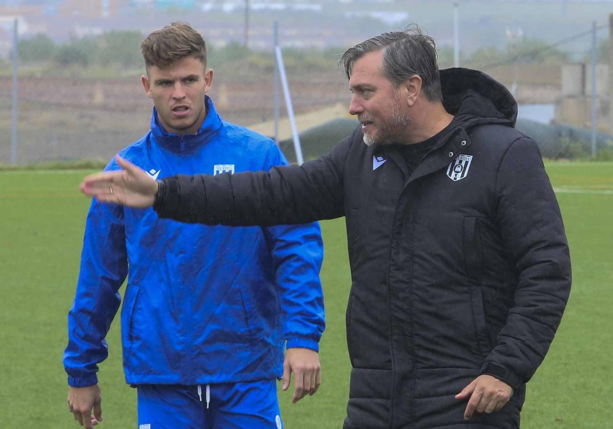 Ruano junto a Sandoval dando instrucciones en su primer entrenamiento.