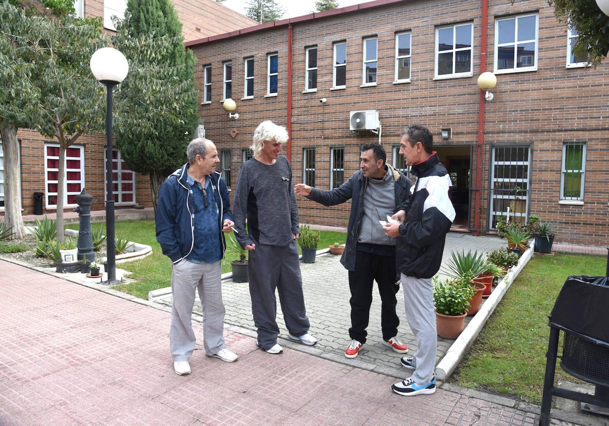 Algunas de las personas que están acogidas en el CAT de Plasencia que depende de Cáritas.