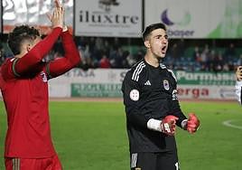 El portero Narváez celebra el triunfo del Badajoz ante el Villanovense.