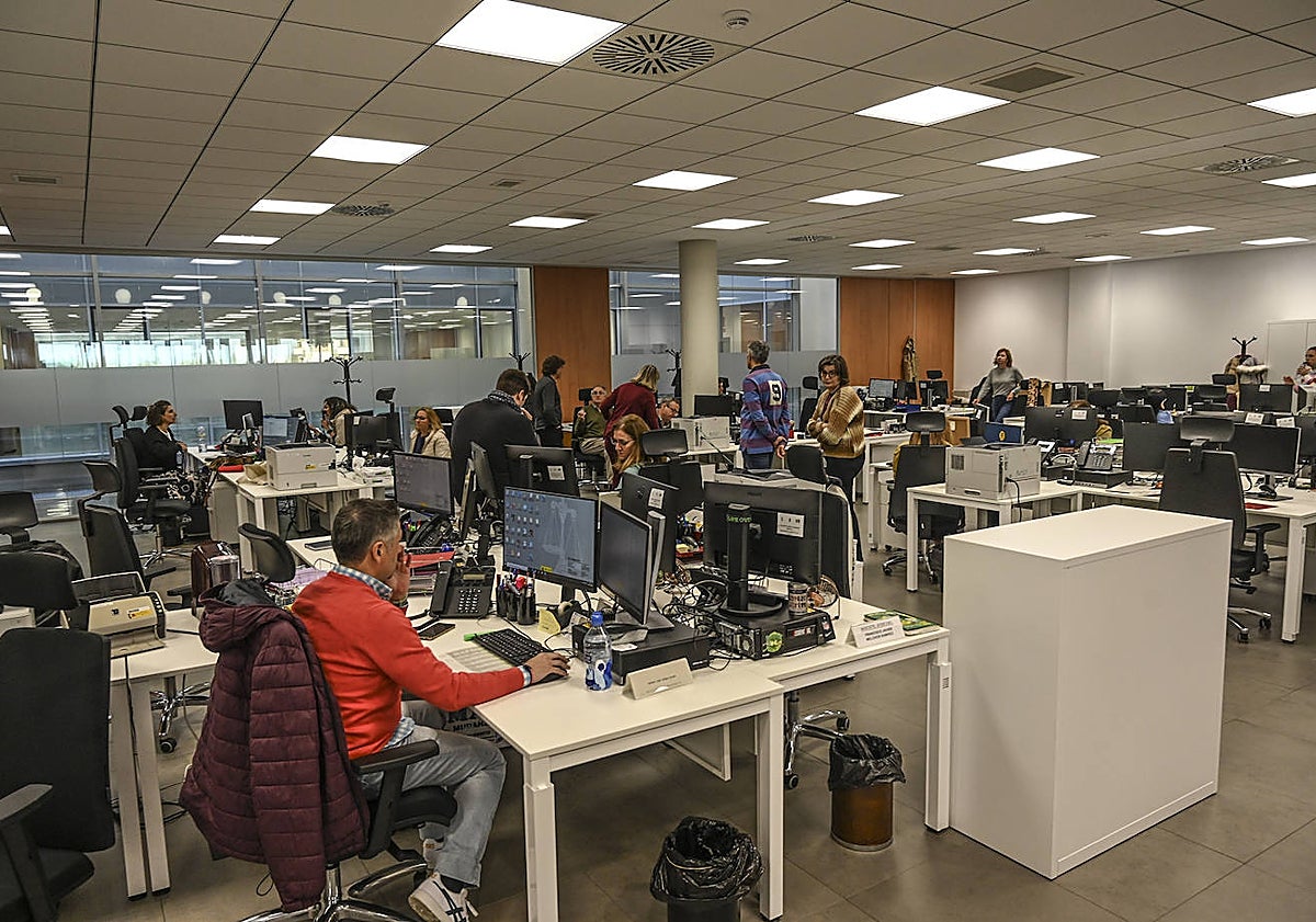 Imagen principal - La nueva Oficina Judicial, el Registro Civil y el arco de control, en los nuevos juzgados.