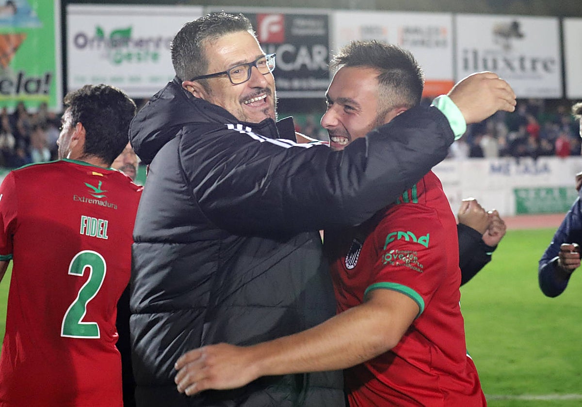 El técnico Iñaki Alonso (izq.) se abraza a Castri, autor del primer tanto del Badajoz.