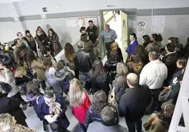 Imagen de archivo de opositores en un proceso selectivo del SES esperando para entrar a realizar el examen.