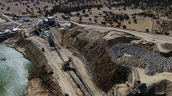 Los dueños de La Parrilla entregan a la Junta la documentación para reabrir la mina