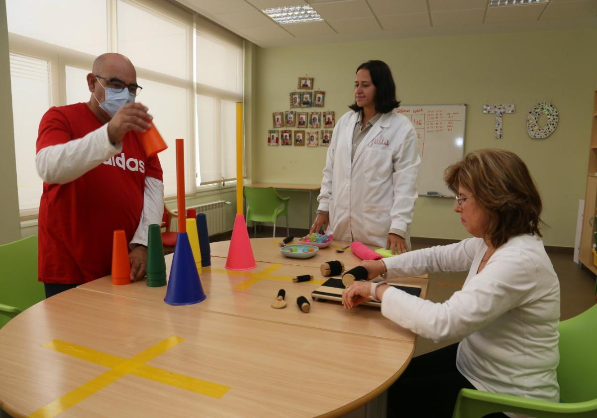 Iñaki García, Dolores Sánchez y la terapeuta Julia González, en una sesión de trabajo.