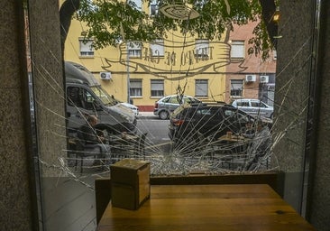 La banda de la moto esperó a que cerrara el bar que hay junto al supermercado para actuar