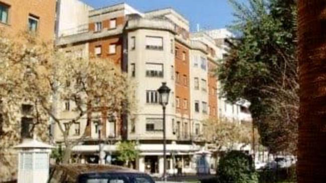 Imagen antes - Edificio de la avenida de España. Bloque plurifamiliar diseñado en 1948 por el arquitecto Francisco Hurtado. Fue derribado en 2003 para levantar un bloque nuevo de viviendas. «Con categoría patrimonial para haber sido rehabilitado, de haber estado protegido por los catálogos de planeamiento urbanístico», apunta el catedrático Antonio Campesino.