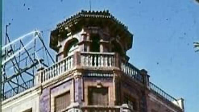 Imagen antes - Casa de la Chicuela. De estilo modernista, fue levantada en 1927 en el número 2 de la actual calle María Telo Núñez (antes comandante Sánchez Herrero). Hacía esquina con la calle San Antón. Hubo una reivindicación universitaria con 4.000 firmas para frenar su derribo, ejecutado a comienzos de los años 80. Se demolió con una sentencia favorable del Tribunal Supremo y con la pertinente licencia municipal. El inmueble actual conserva el nombre del edificio original.