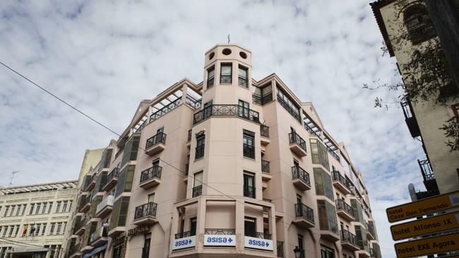 Imagen después - Casa de la Chicuela. De estilo modernista, fue levantada en 1927 en el número 2 de la actual calle María Telo Núñez (antes comandante Sánchez Herrero). Hacía esquina con la calle San Antón. Hubo una reivindicación universitaria con 4.000 firmas para frenar su derribo, ejecutado a comienzos de los años 80. Se demolió con una sentencia favorable del Tribunal Supremo y con la pertinente licencia municipal. El inmueble actual conserva el nombre del edificio original.