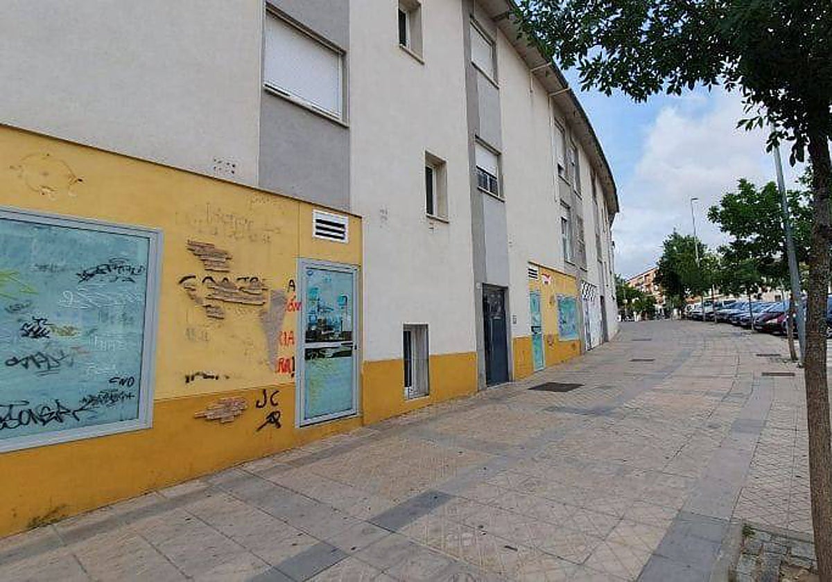 Los vecinos apuntan a un local comercial convertido en vivienda como fuente de los nuevos problemas en el barrio.