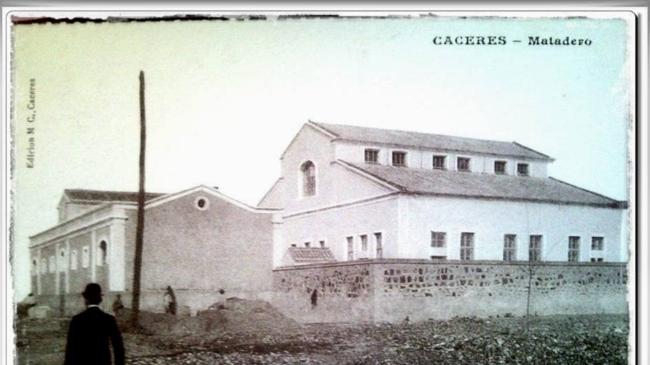 Imagen antes - Matadero municipal de Cáceres, situado en San Blas. Fue diseñado por el arquitecto municipal Emilio María Rodríguez y levantado entre 1908 y 1910. «Pese a los esfuerzos del profesor Ricardo Senabre Sempere, decano de la Facultad de Letras, y los míos propios ante el Ayuntamiento para conservar el edificio para hemeroteca y otros servicios investigadores –Filosofía y Letras estaba entonces en el Edificio Valhondo, al lado del antiguo matadero– el potente edificio, ejemplo de arqueología industrial, fue demolido en los años ochenta», lamenta Antonio Campesino. En su lugar hay varios bloques de viviendas.