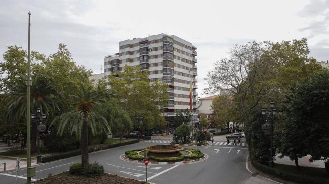 Imagen después - El cine-teatro Norba, de estilo art decó, se levantó en 1934 bajo las directrices del arquitecto municipal Ángel Pérez. Su constructor fue Francisco Arias del Amo. Se derribó en 1971. El edificio de viviendas levantado en su lugar lleva el nombre del cine.