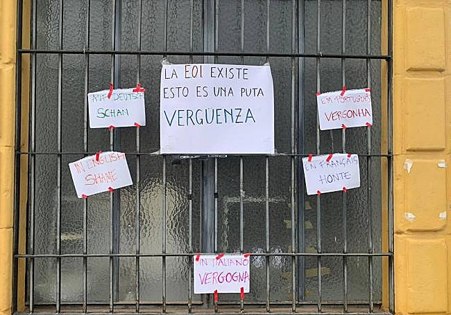 Cartel con las quejas por el cierre de la escuela con tan poca antelación.