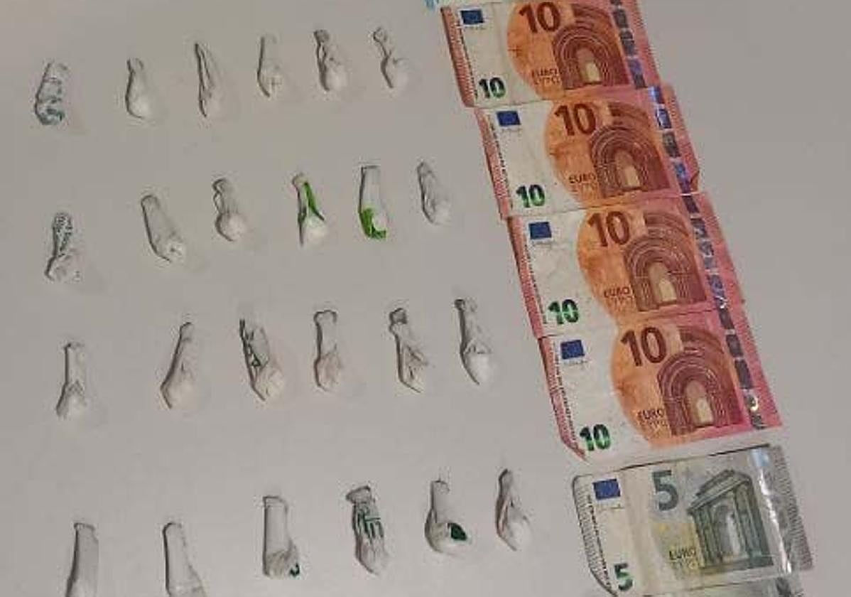 Droga y dinero intervenidos al hombre, de 55 años.