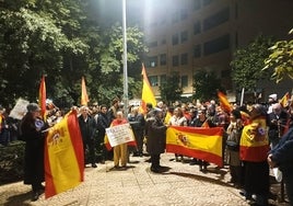 Concentración la noche del jueves ante la sede del PSOE de Cáceres.