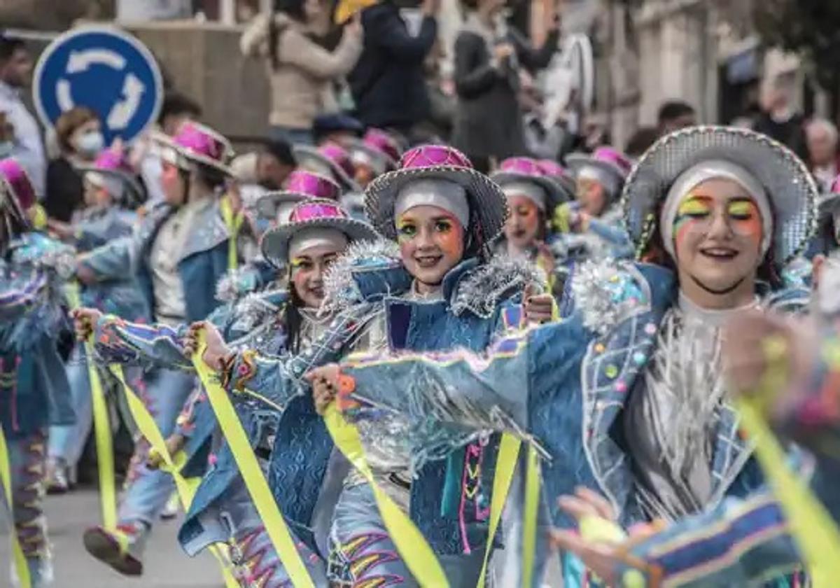 Comparsa La Kochera, como movida madrileña, en el desfile del Carnaval de Badajoz del año 2022.