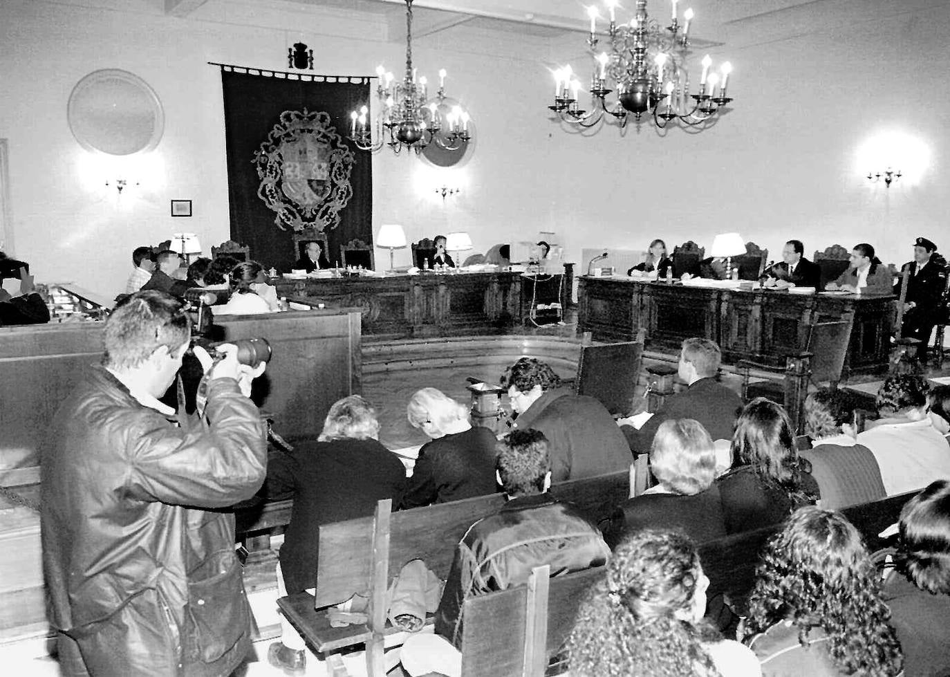 Imagen de la sala en la que se celebró el juicio. A la izquierda están los nueve miembros del jurado y los dos suplentes, en el centro el presidente, y a la derecha la fiscal, acusador particular y el abogado defensor.