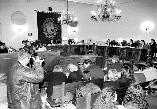 Imagen de la sala en la que se celebró el juicio. A la izquierda están los nueve miembros del jurado y los dos suplentes, en el centro el presidente, y a la derecha la fiscal, acusador particular y el abogado defensor.