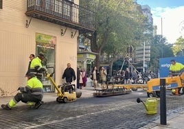 Imagen de las obras de este viernes por la mañana, al inicio de la calle San Antón.