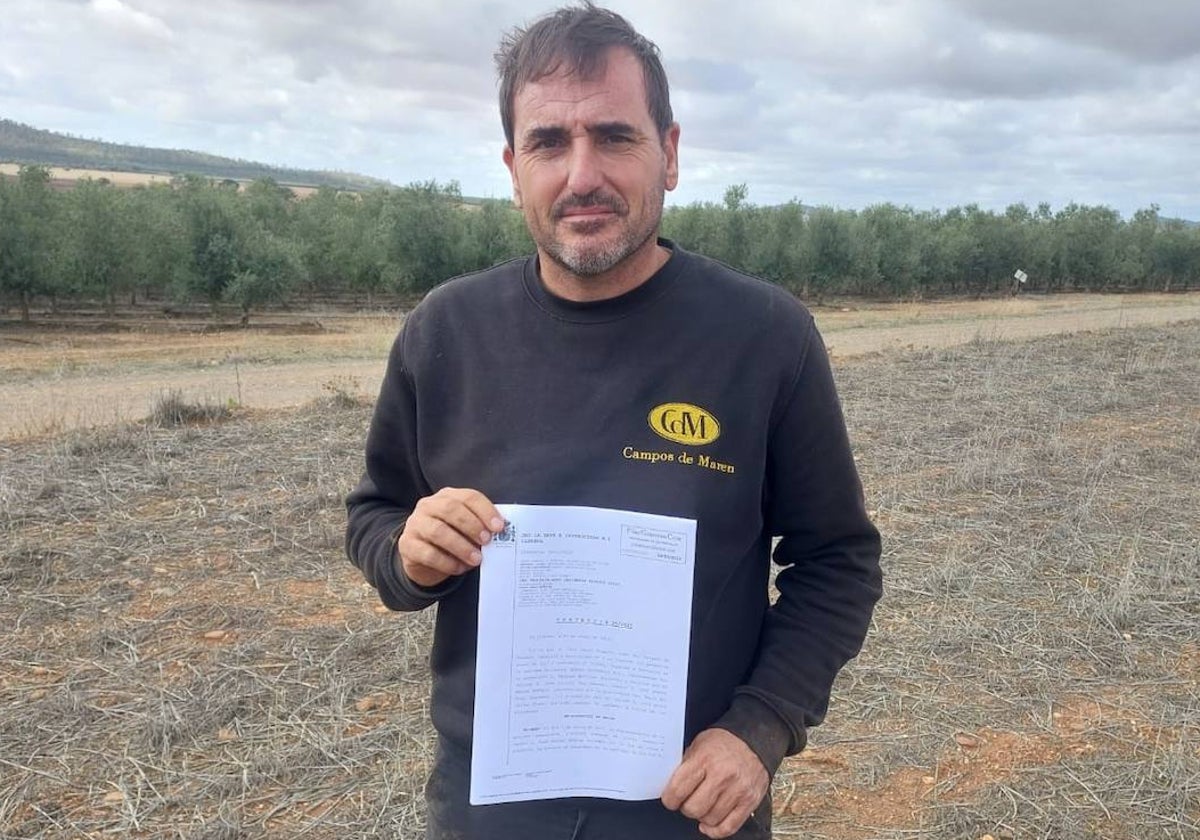 José Manuel Medina, con la sentencia que le da la razón en su parcela de cereal de Granja de Torrehermosa.