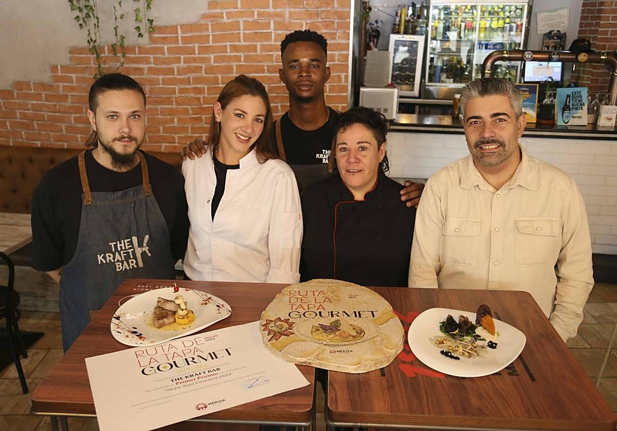 Sara Benítez, en el centro, con Rubén Rocha, Herminia Villalobos, Miguel Capote y Fran Lia.