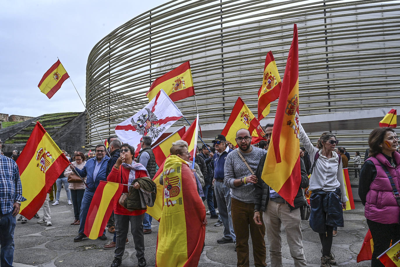 Protesta frente a la sede del PSOE de Badajoz organizada por Vox