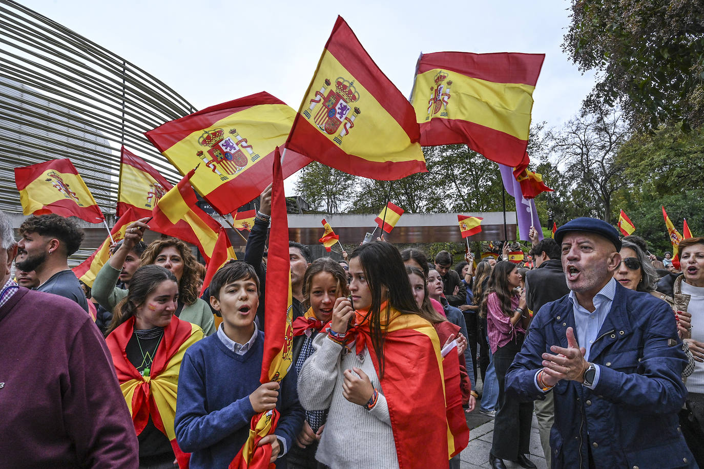 Protesta frente a la sede del PSOE de Badajoz organizada por Vox