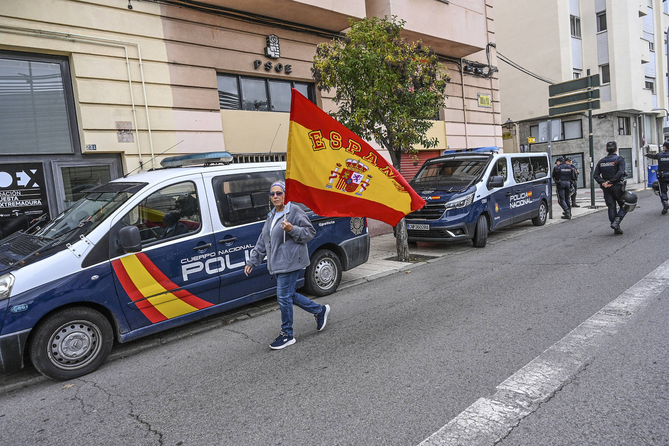 Protesta frente a la sede del PSOE de Badajoz organizada por Vox