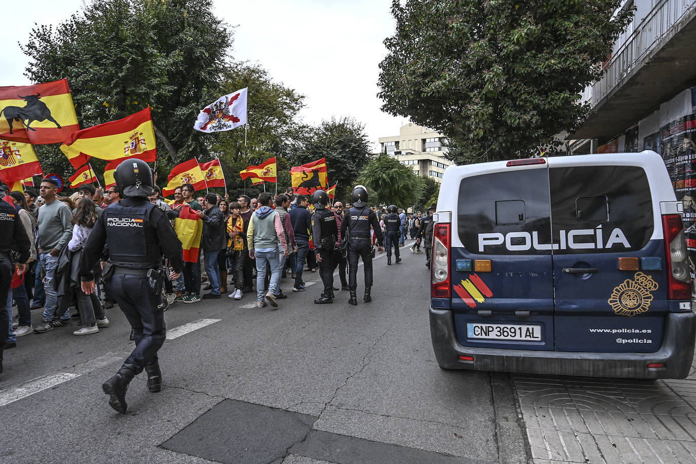Protesta frente a la sede del PSOE de Badajoz organizada por Vox