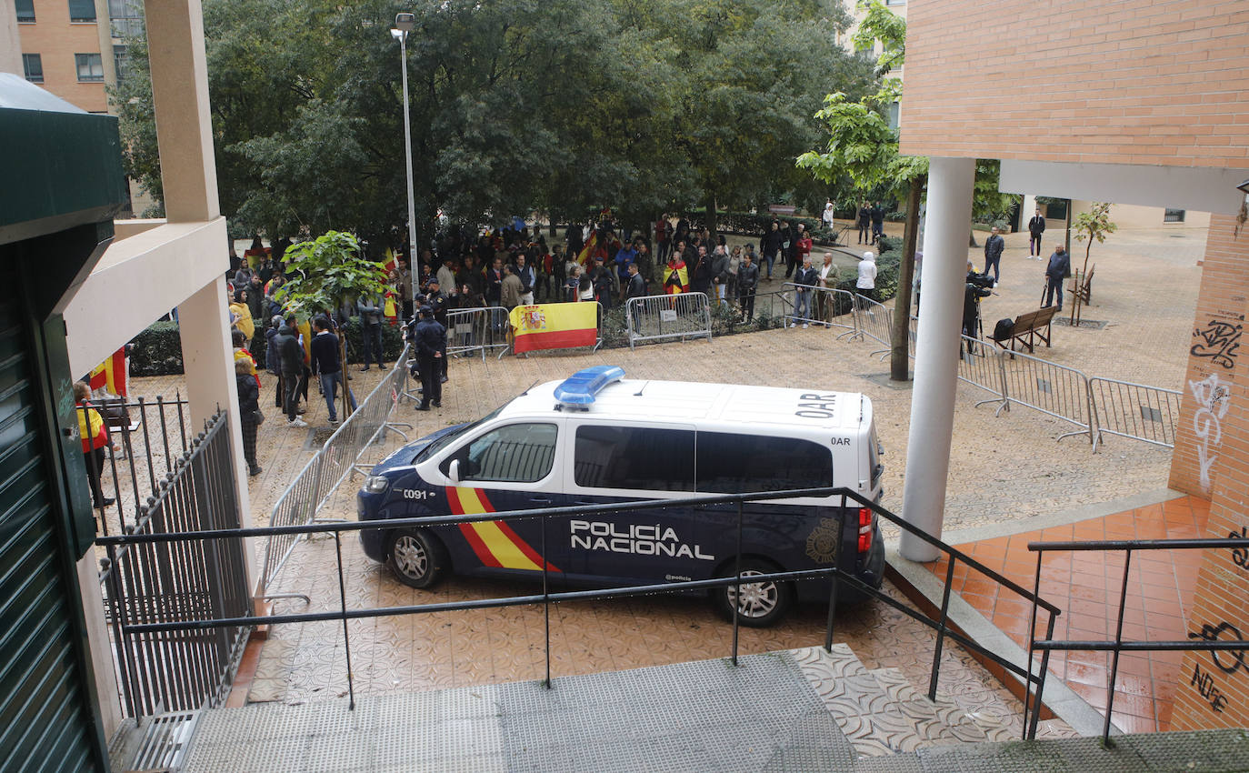 Concentración en la Plaza de Noruega de Cáceres, donde se ubica la sede del PSOE, cita convocada por Vox