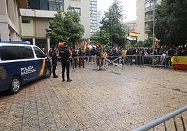 Concentración en la Plaza de Noruega de Cáceres, donde se ubica la sede del PSOE, cita convocada por Vox