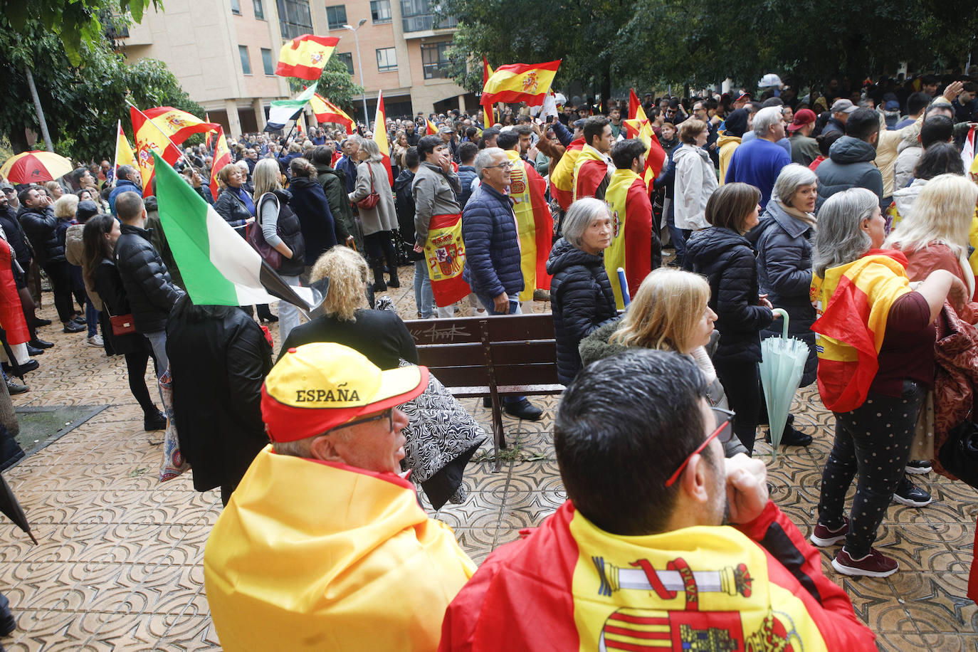 Concentración en la Plaza de Noruega de Cáceres, donde se ubica la sede del PSOE, cita convocada por Vox