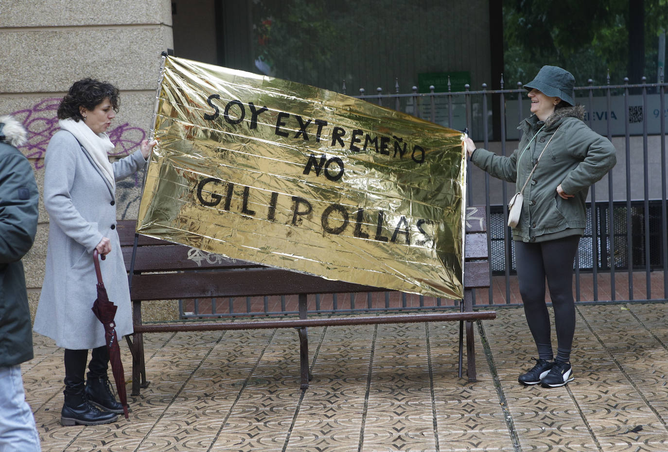 Concentración en la Plaza de Noruega de Cáceres, donde se ubica la sede del PSOE, cita convocada por Vox