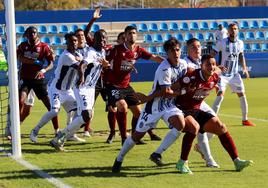 Lío en el área en un saque de esquina en el choque del Mérida ante el Atlético Baleares.