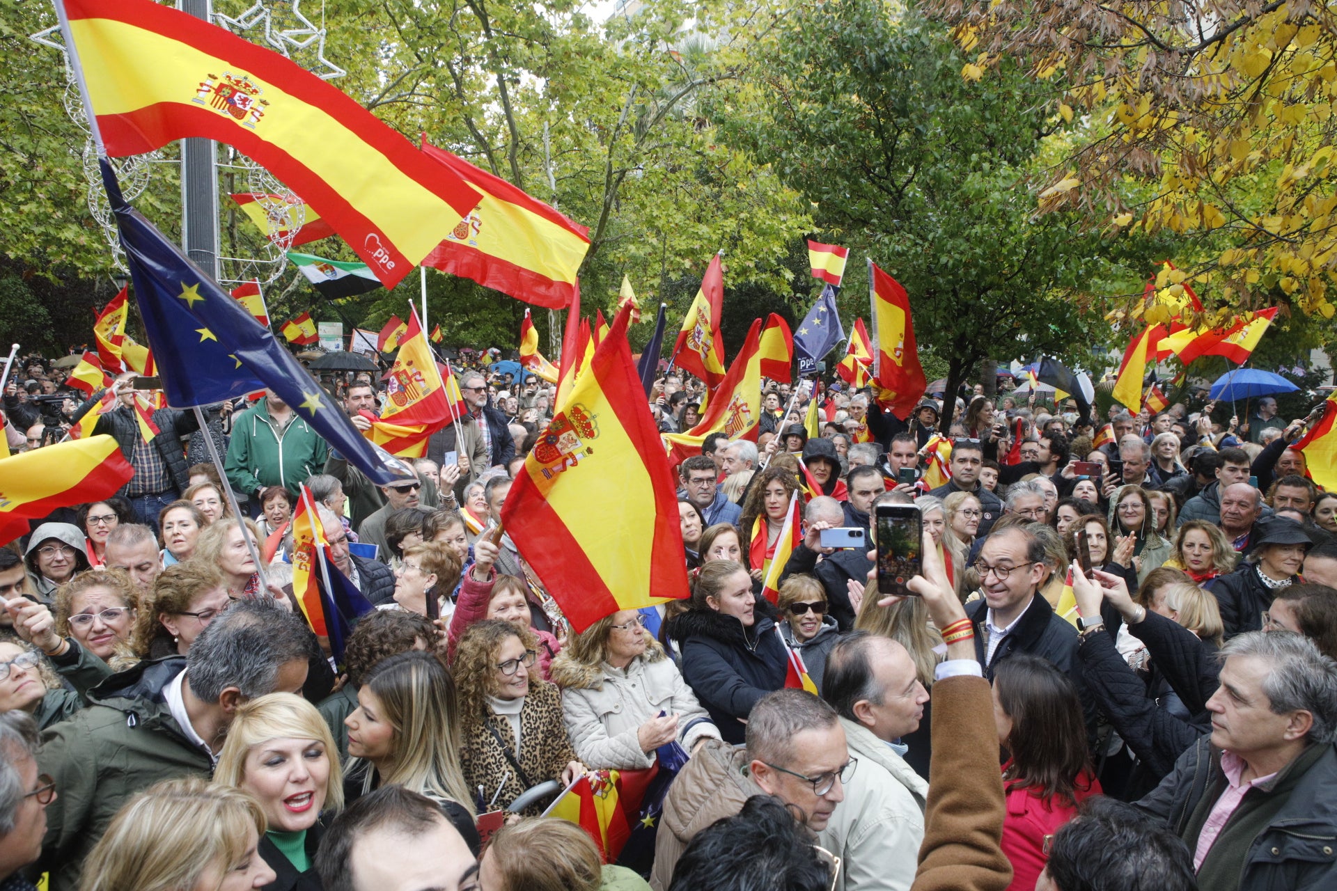 Miles de cacereños se concentran contra la amnistía pese a la lluvia