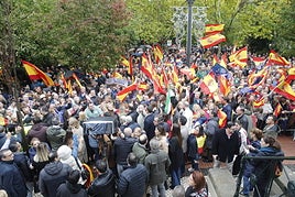 Miles de cacereños se concentran contra la amnistía pese a la lluvia