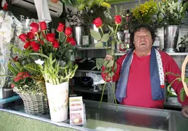 Juanvic, junto a sus flores en su kiosco del paseo de Cánovas.