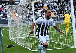 Carlos Cinta celebra el primer gol del partido tras encajar el tanto.
