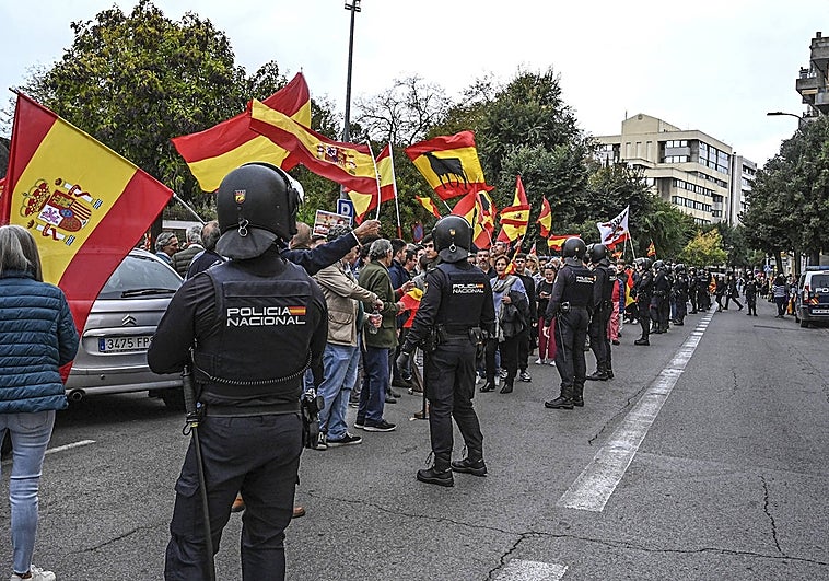 La policía controla a los manifestantes de Ronda del Pilar.