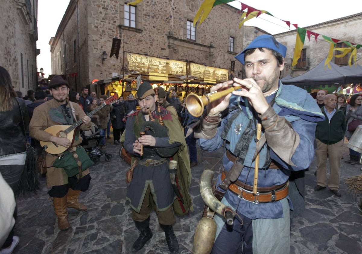 Imagen de archivo de la ambientación del Mercado Medieval de Cáceres.