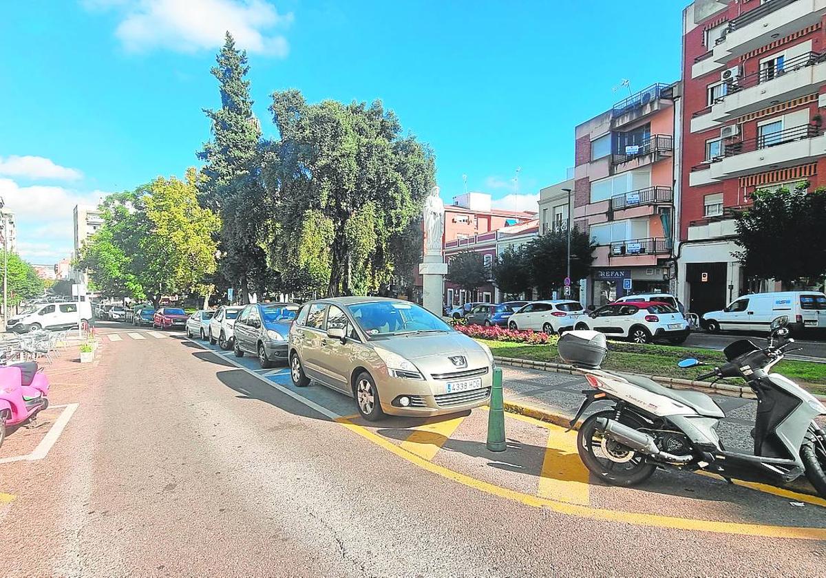 Aparcamientos en la Rambla, que desaparecerán con la transformación en calle única accesible.