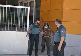 Rafael Ortiz es conducido por la Guardia Civil tras su detención.
