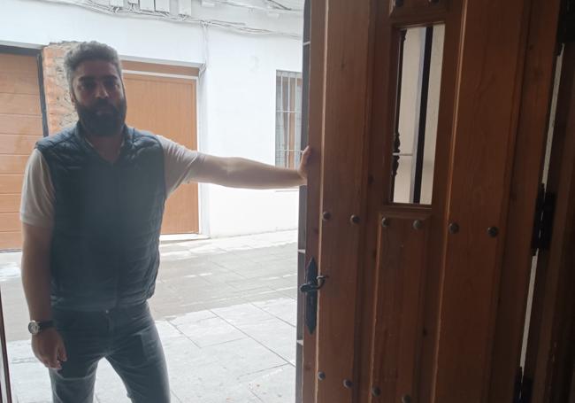 Carlos Rodrigo, uno de los socios del establecimiento, muestra la puerta por la que ha accedido el ladrón.