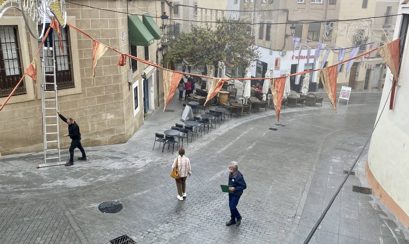 Colocación de la decoración esta mañana en la calle Gran Vía.