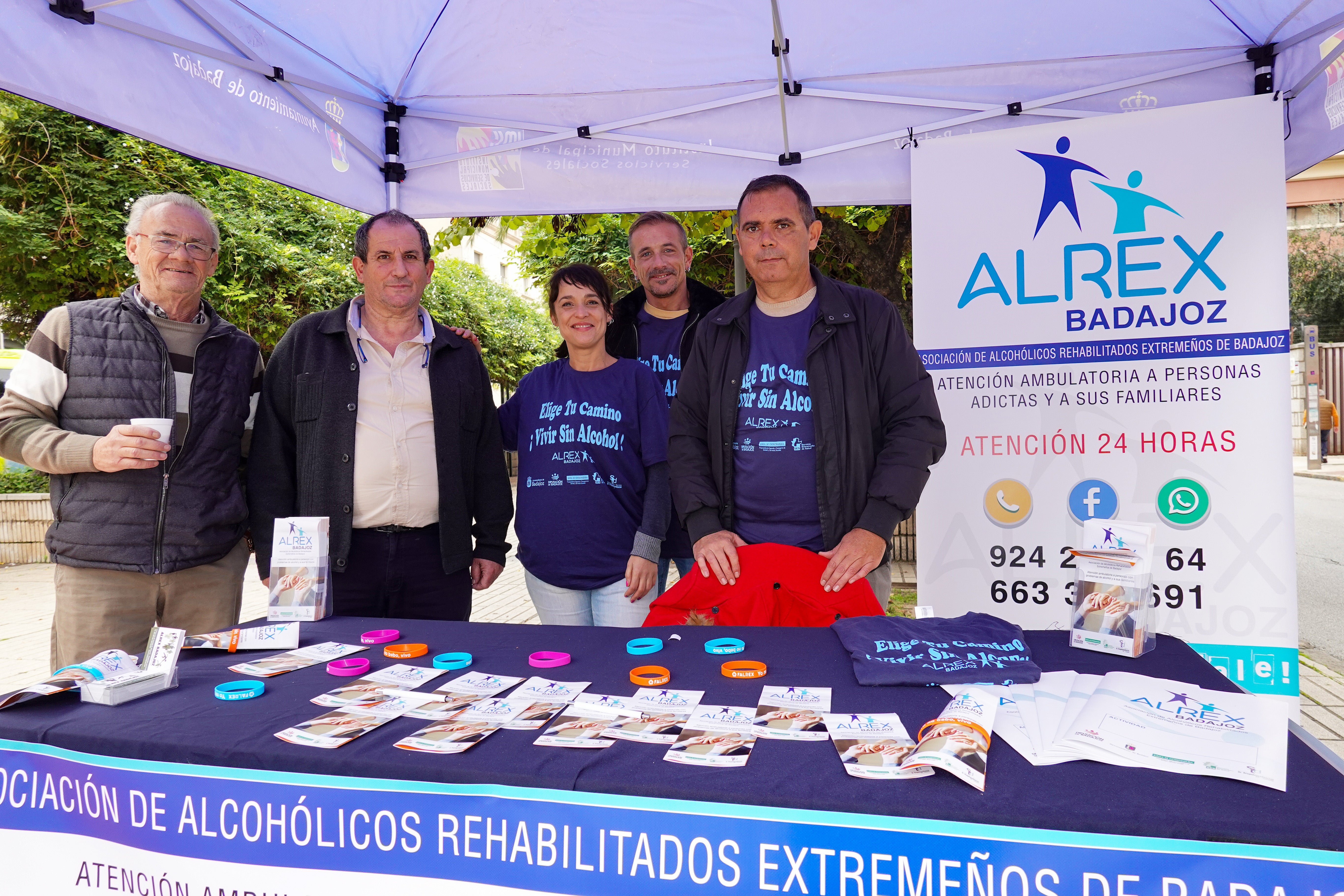 Enceslao Apostua junto Guadalupe Albarca y otros socios y pacientes de Alrex.