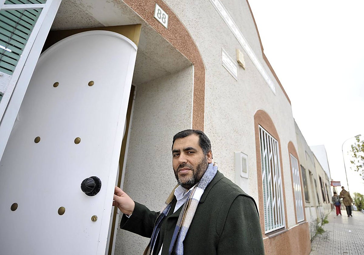 Najjar en 2008 en la puerta de la mezquita en el Gurugú.